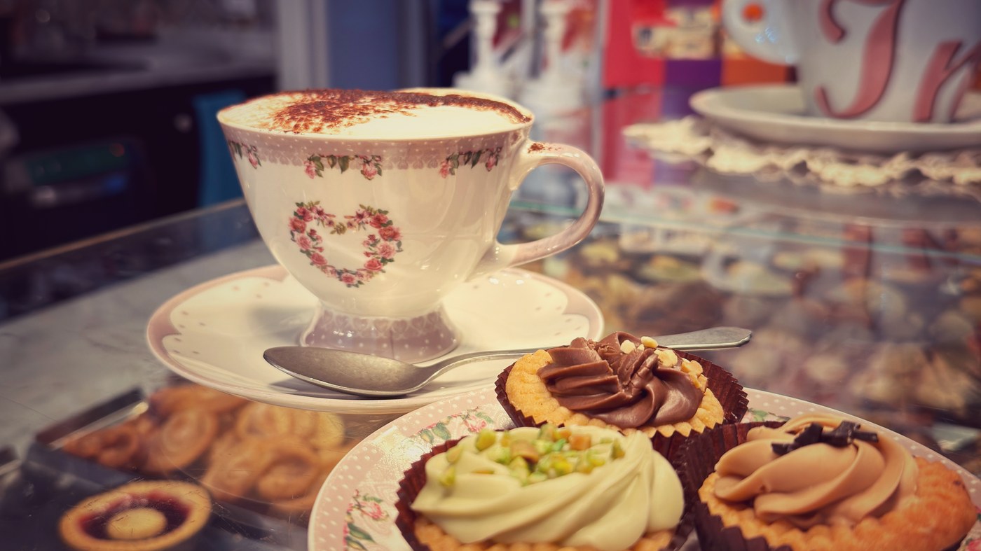 Cappuccino con dolci della casa